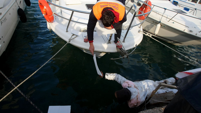 Çeşme açıklarında geminin kayalıklara oturması