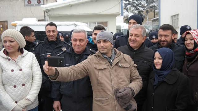 Çevik kuvvet polisleri kar topuyla moral depoladı