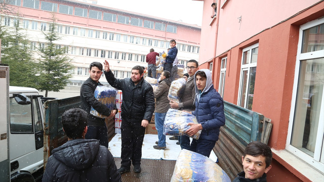 Çorum'da öğrencilerden Haleplilere yardım
