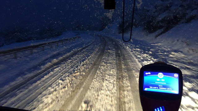Dağ yolunda karda kayan otobüsü yolcular itti