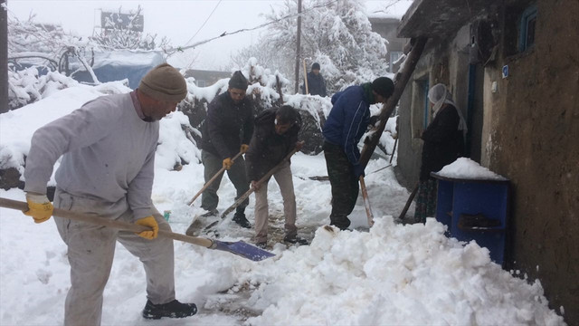 Damlarda biriken karları belediye temizliyor