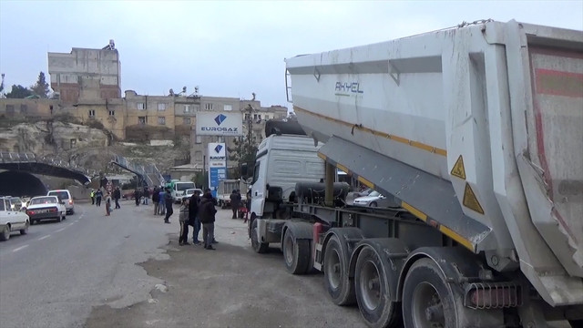 Damperi açılan kamyon üst geçide çarptı