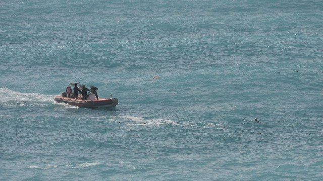 Denizde boğulma tehlikesi geçiren kişiyi polis kurtardı