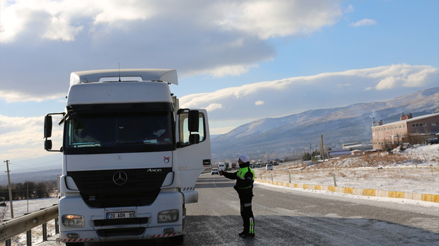 Denizli-Antalya karayolunda kar yağışı