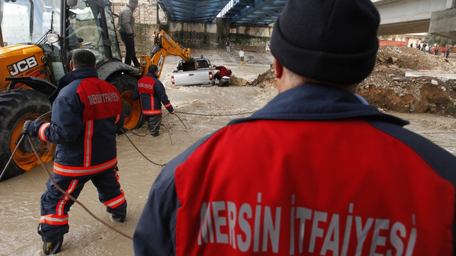 Dere yatağında mahsur kalan araçları itfaiye kurtardı