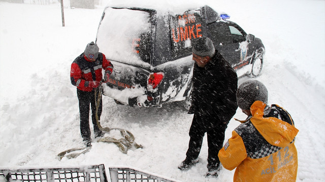 Devrilen ambulanstaki yaralılar 6 saatte kurtarıldı