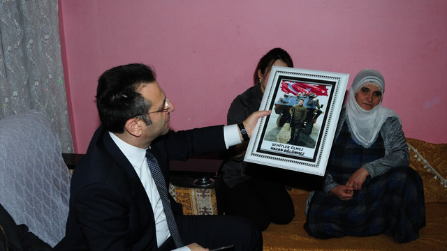 Diyarbakır Valisi Aksoy'dan şehit ailesine ziyaret