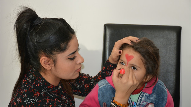 Diyarbakır'da hastanedeki çocuklara moral etkinliği