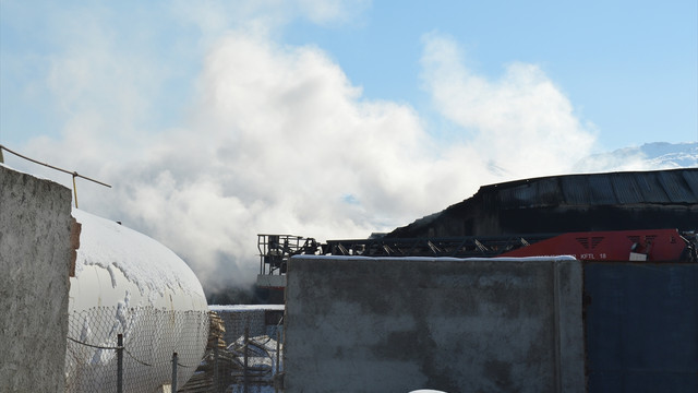 Doğubayazıt'ta akaryakıt istasyonu deposunda yangın