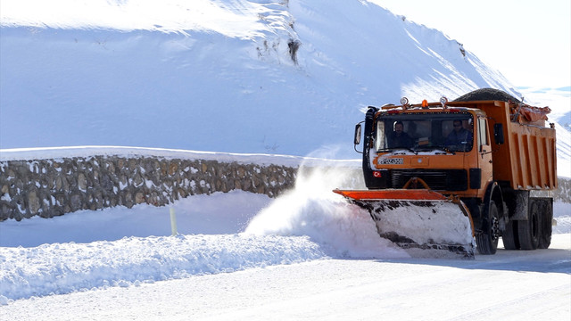 Doğu'da ulaşıma kar ve tipi engeli