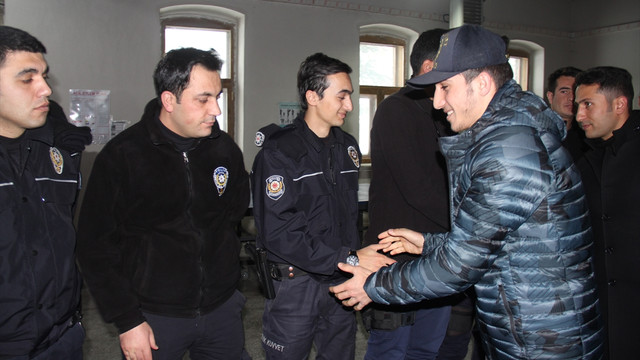 Dünya şampiyonu boksörden polislere destek