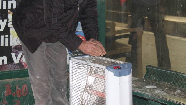 Duyarlı esnaf vatandaşların ısınması için durağa ısıtıcı koydu