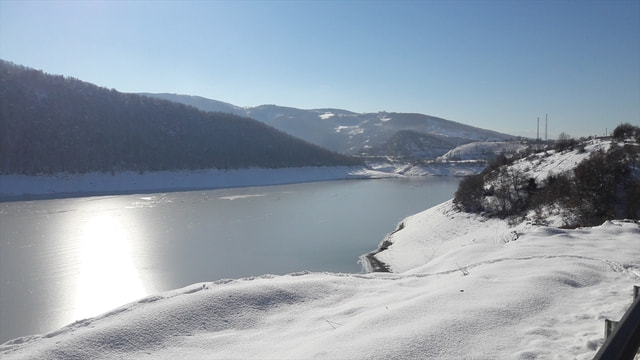Düzce'de baraj yüzeyi buz tuttu