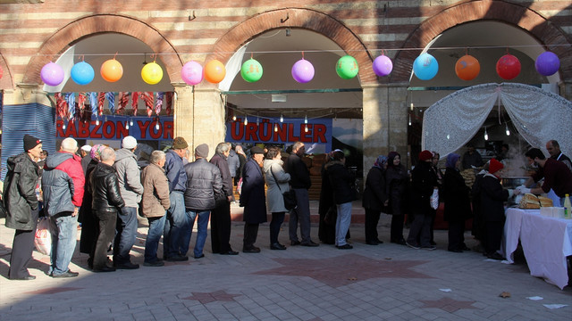 Edirne'de 1 ton hamsi dağıtıldı