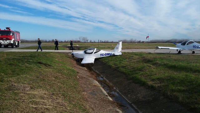 Eğitim uçağı pist başı yapmak isterken kanala girdi