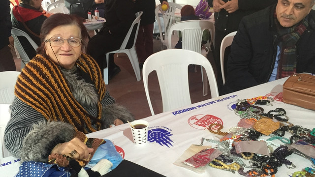 El emeği tespihlerini yaralı yakınlarına hediye etti