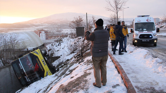 Elazığ'da belediye otobüsü devrildi: 11 yaralı