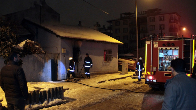 Elazığ'da metruk ev yangını