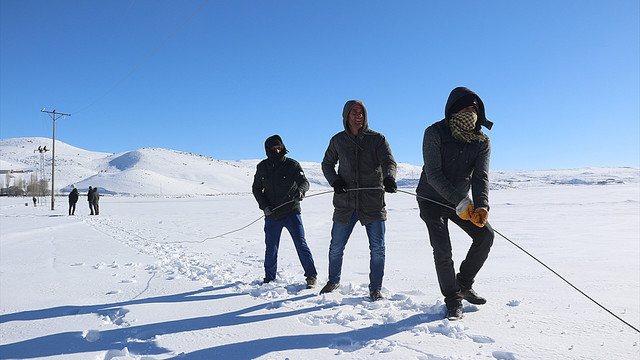 Elektriğe kavuşmak için ekiplere yardım ediyorlar