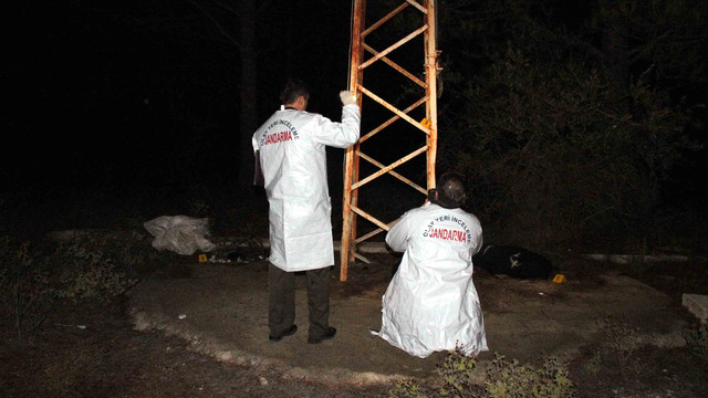 Elektrik direğinden kablo çalmak isterken canından oldu