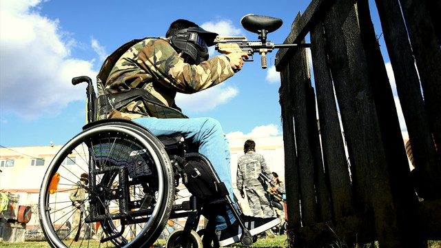 Engelli beden eğitimi öğretmeni öğrencileriyle paintball oynadı