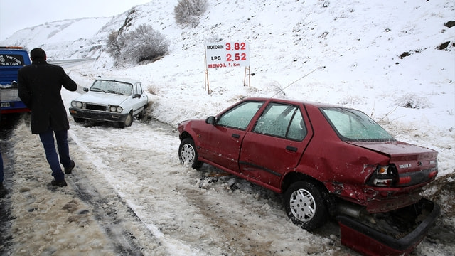 Erzincan'da kar, ulaşımı aksattı