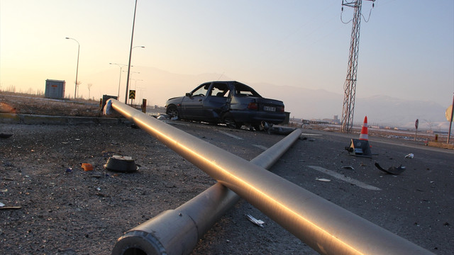 Erzincan'da otomobil aydınlatma direğine çarptı: 5 yaralı