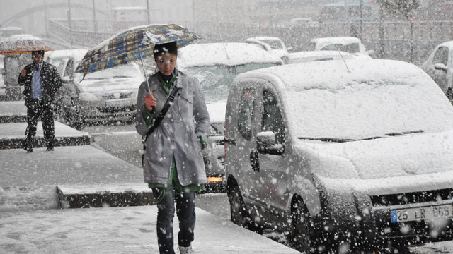 Erzurumda okullar bir gün tatil edildi
