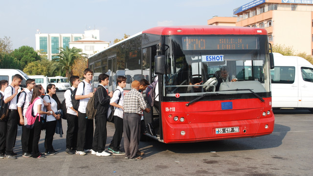 İzmirde emeklilerden ulaşım zammına tepki