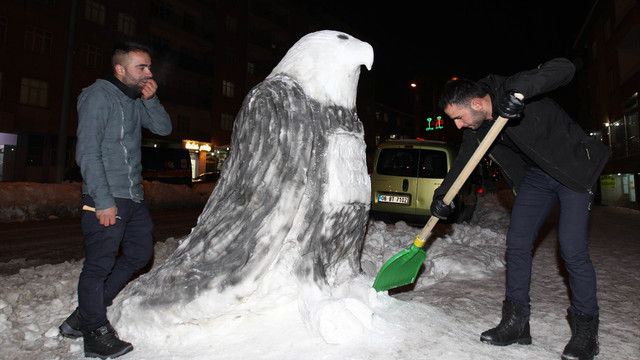 Esnafın yaptığı kardan kartal ilgi odağı oldu