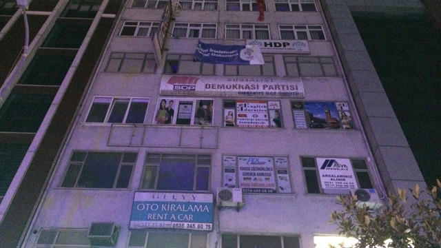 Eylemcileri indirmek istediği terastan düşen polis şehit oldu