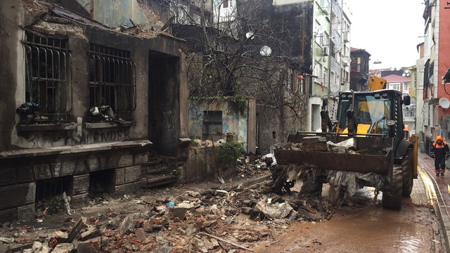 Fatih'te metruk bina çöktü