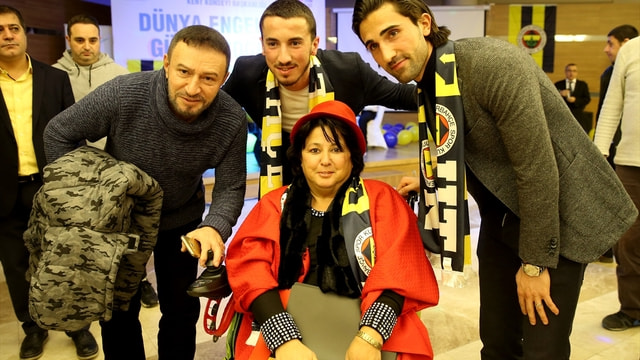 Fenerbahçeli futbolcular, engelli gençlerle buluştu