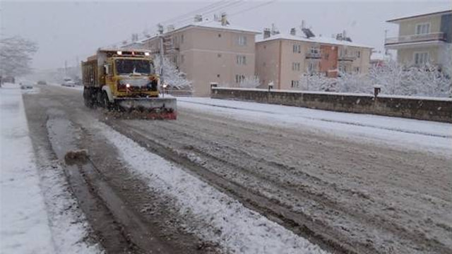 Ağrı ve Erzincanda eğitime kar engeli