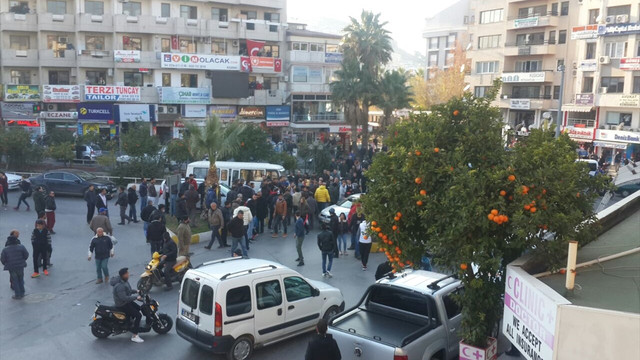 Firariyi yakalamak isteyen polisin silahı ateş aldı: 2 yaralı