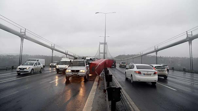 FSM Köprüsünde römork devrildi! Sarıyerde binanın çatısı uçtu