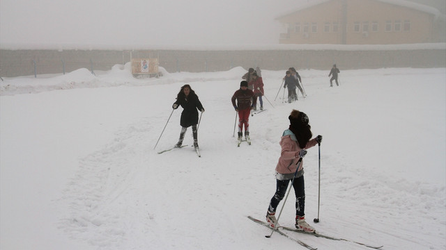 Futbol sahası kayak pistine dönüştürüldü