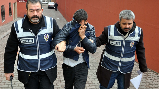 Girdiği evde kimliğini düşüren hırsız yakalandı