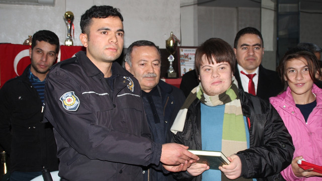 Görme engellilerden polislere destek ziyareti