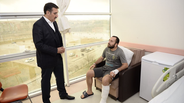 Gümrük ve Ticaret Bakanı Tüfenkci'den yaralı askere ziyaret