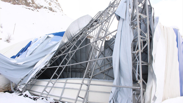 Hakkari'de buz pateni pistinin çatısı kardan çöktü