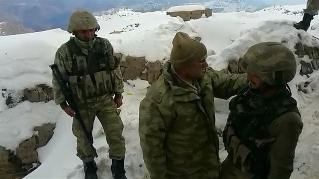 Hakkaride Mehmetçike moral ziyareti