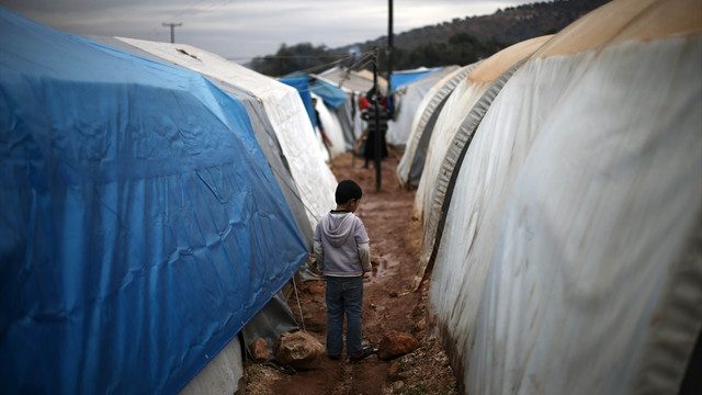 Halep'ten tahliye edilen sivillere yardım eli