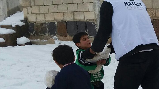 Halep'ten tahliye edilen ailelere gıda yardımı