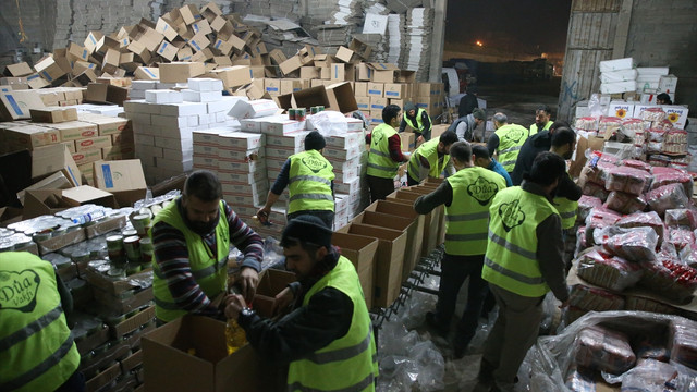 Halep'ten tahliye edilen ailelere gıda yardımı
