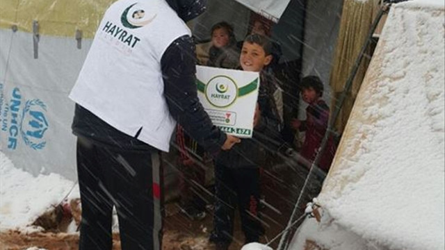 Halep'ten tahliye edilen ailelere gıda yardımı