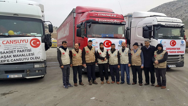 Halep'ten tahliye edilen sivillere yardım