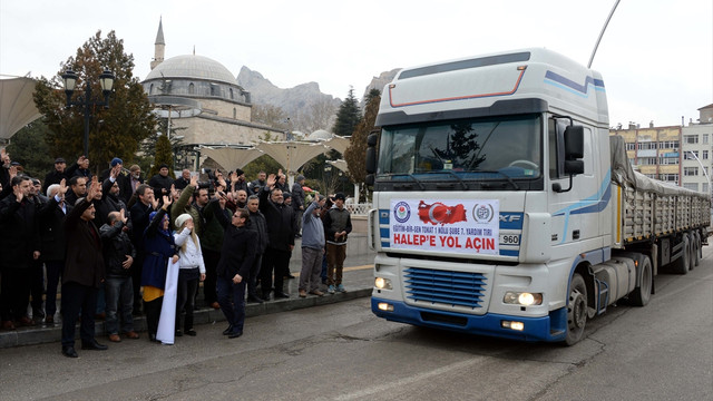 Halep'ten tahliye edilen sivillere yardım