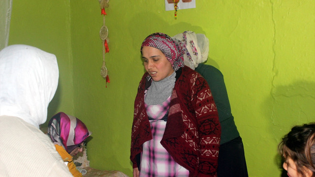 Hamile kadına kar moturuyla ulaştılar