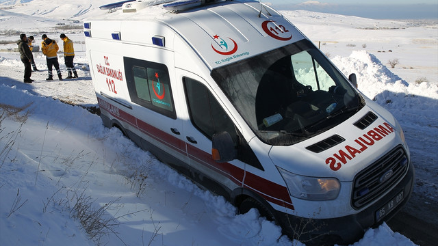 Hasta almaya giden ambulans karda mahsur kaldı